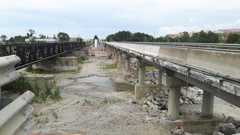 Ponte sul fiume Allaro a rischio, la Locride è isolata  I divieti mettono in ginocchio economia e scuole