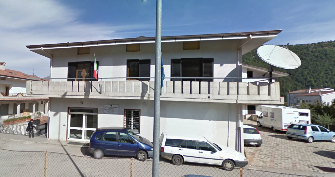 L'ingresso dell’Istituto scolastico di Tramutola associato all’Iis “Petrucelli – Parisi” di Moliterno, guidato dal dirigente Carmine Filardi