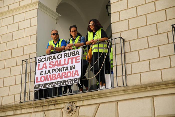 Protesta gruppo Marrelli, presidio anche a CrotoneMediazione con il prefetto: sospese le iniziative