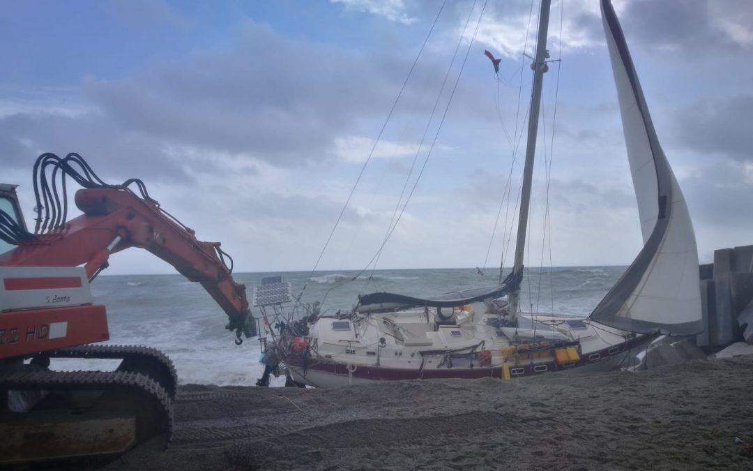 La barca alla deriva a Catanzaro Lido