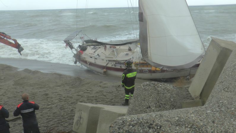 Nave alla deriva arenata al porto di Catanzaro LidoIdentificato il presunto disperso proprietario della barca