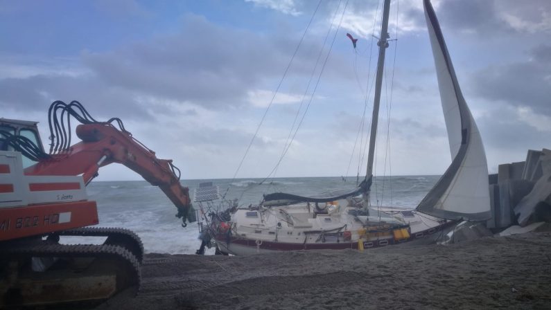 Giallo a Catanzaro, una barca vuota alla derivaVerifiche su possibili dispersi sospese per il mare mosso