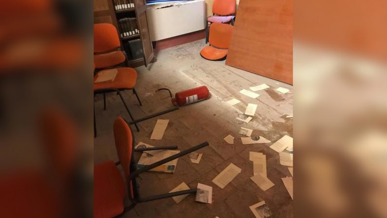 Vandali in azione nella biblioteca comunale di CrotoneVideosorveglianza disattivata, tavoli rovesciati e libri strappati