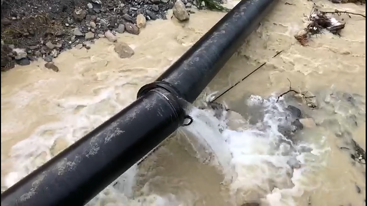 VIDEO – Esonda il torrente Tuccio  Danneggiata la conduttora Sorical