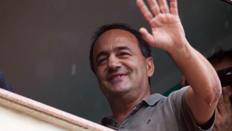 Mimmo Lucano lascia i suoi compagni: assemblea di "Calabria resistente e solidale" senza l'ex sindaco