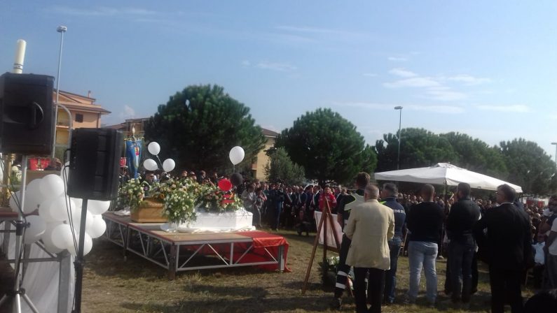 FOTO - Funerali all'aperto per le vittime del maltempoLe immagini dell'ultimo saluto a Stefania, Cristian e Nicolò