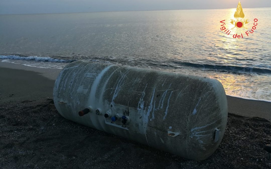 Il serbatoio rinvenuto in spiaggia