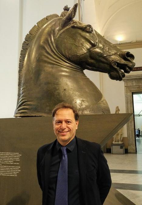 Il direttore del Mann Paolo Giulierini con la testa di cavallo di Donatello