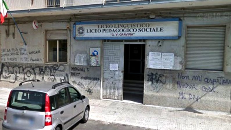 Scuola depredata dai ladri di soldi e computer  Ignoti svaligiano il “Gravina” di Crotone