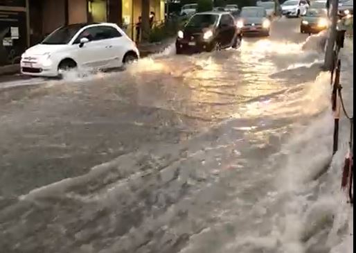 VIDEO - Maltempo a Catanzaro, strade allagate a causa della pioggia intensa