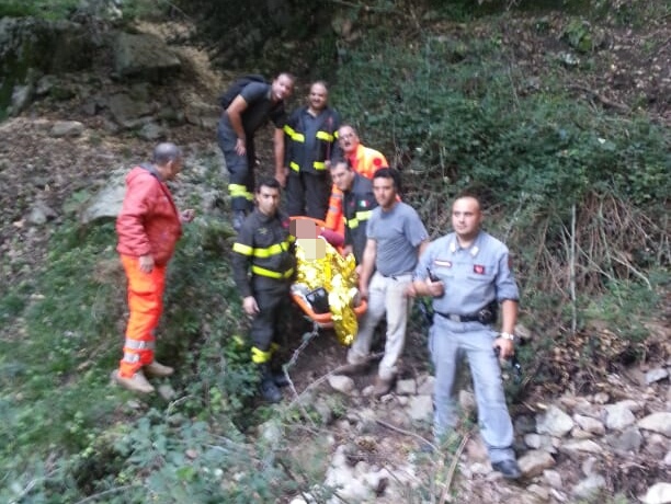 I soccorritori che hanno portato in salvo la vittima