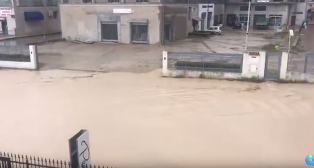 VIDEO – Maltempo in Calabria, le strade di Botricello trasformate in fiumi