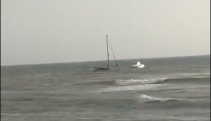 Veliero a Isola Capo Rizzuto con a bordo decine di migrantiPortati in salvo dopo ore passate in balia del mare mosso