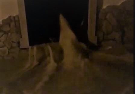 VIDEO – Maltempo in Calabria, l’acqua invade una casa inondandola e poi esce dalla porta