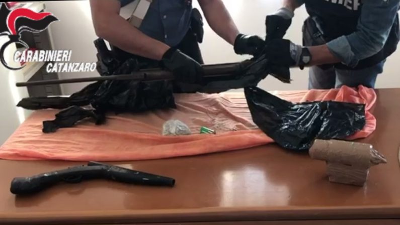 Fucili, munizioni ed una bomba con chiodi e palliniDopo perquisizioni arrestato un uomo a Lamezia