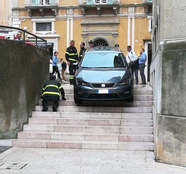 L'auto precipitata ieri dalle scale nel vicoletto che costeggia il palazzo delle Poste