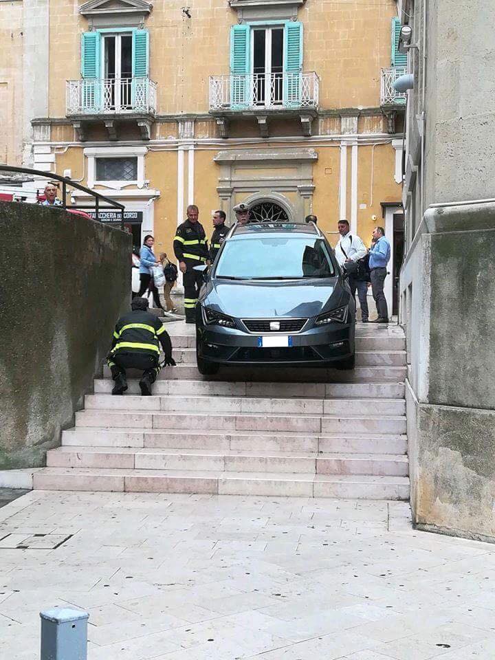 Matera, con l’auto giù per le scale: complice il marciapiedi senza gradino (e, forse, il navigatore Google)