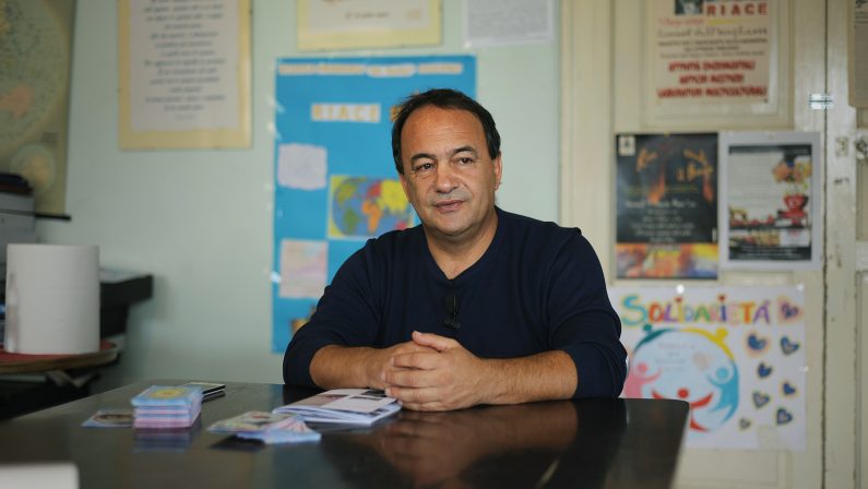 Riace, Lucano vedrà il padre malato a CatanzaroL'ex sindaco: «Bene accordo Pd-M5S, Salvini tiranno»