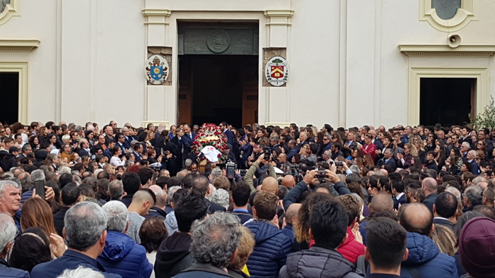 Tragedia sul lavoro, funerali dei 4 morti nel CrotoneseI figli di Marrelli: «Porteremo avanti il tuo sogno»