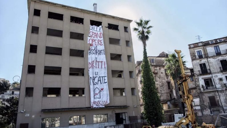 “Prendocasa” occupa l’ex Hotel Jolly a Cosenza  Protesta simbolica contro gli sgomberi delle case