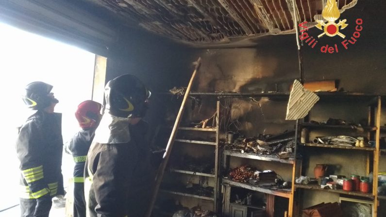 Incendio in un magazzino, evacuato ufficio postalePaura per il rogo sviluppato nel Catanzarese