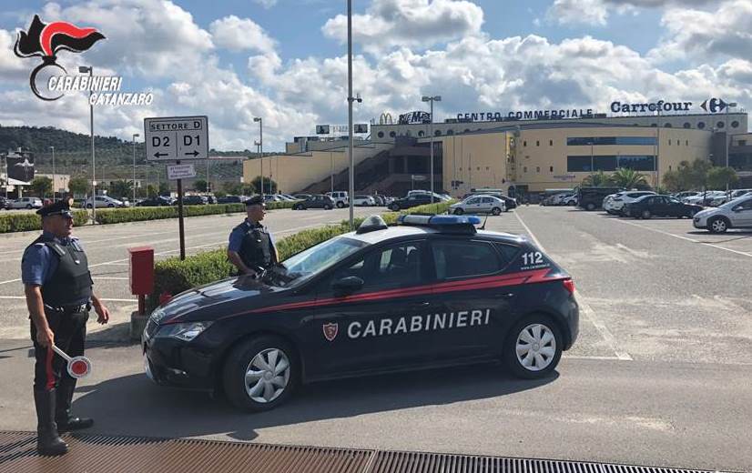 I carabinieri davanti al centro commerciale