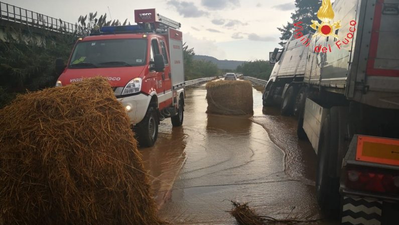 FOTO - Apocalisse di pioggia in Calabria. Strade allagate e decine di persone salvate