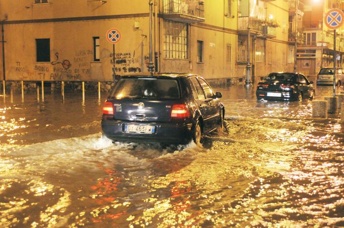 Maltempo, stop collegamenti isole golfo Napoli. A Sarno evacuate famiglie