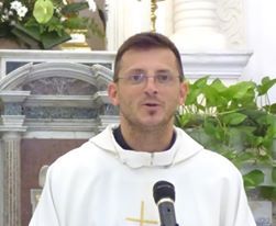 Ischia, prete diventerà papà: il vescovo lo sospende dal sacerdozio