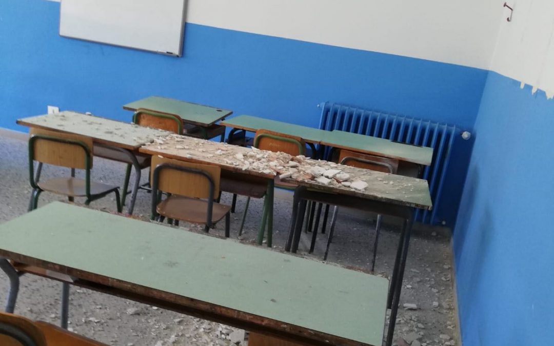 Matera, cadono calcinacci in aula allo “Stigliani”. Oggi tutta la scuola inagibile
