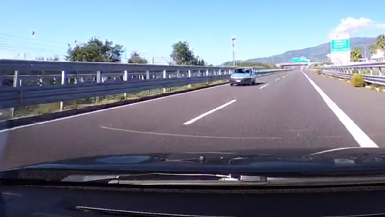 Paura sull'autostrada A2 del Mediterraneo nel tratto Lametino: Un'auto invade la corsia contromano