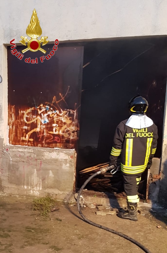 Incendio in un negozio di antiquariato a CrotoneCapannone in fiamme: indagini sulle cause