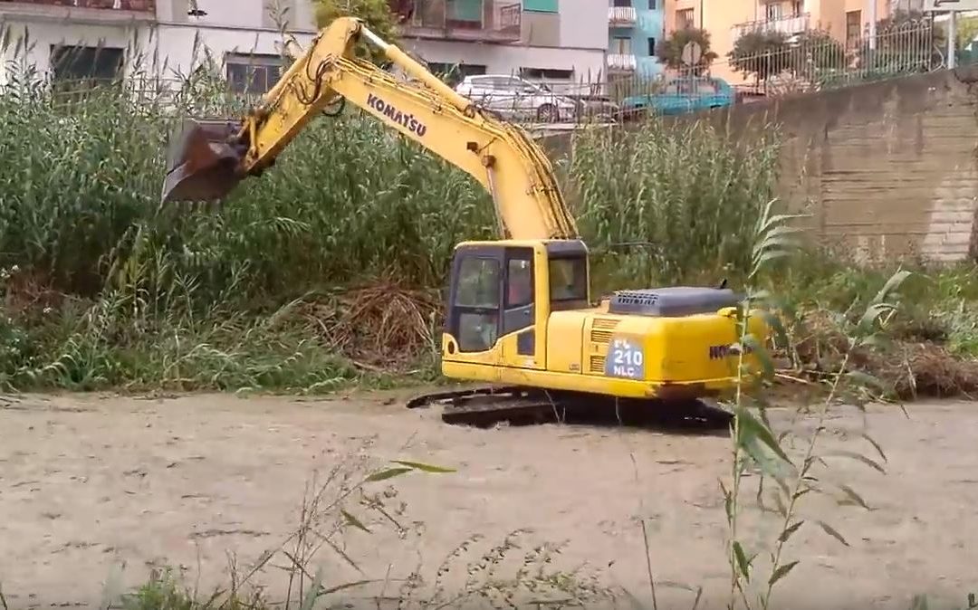 VIDEO – Maltempo a Cosenza, escavatore in azione in mezzo all’acqua nel torrente Campagnano