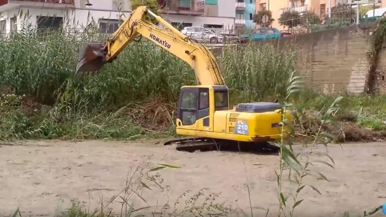 VIDEO - Maltempo a Cosenza, escavatore in azione in mezzo all'acqua nel torrente Campagnano