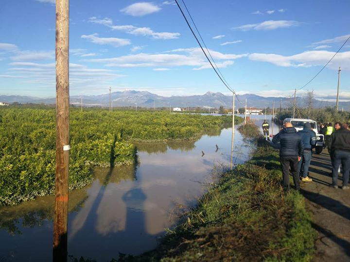Il fiume Crati rompe gli argini, allagati agrumeti nella zona di Corigliano Rossano