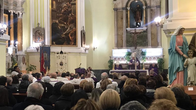 FOTO - La commozione dei fedeli alle esequie a Pizzo di padre Rocco Benvenuto