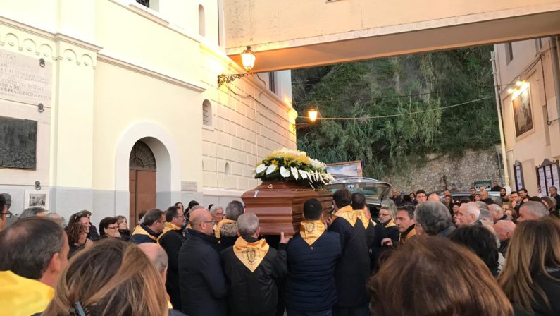 Commozione a Pizzo per i funerali di padre Rocco Benvenuto«Era un saggio amico e una guida spirituale»