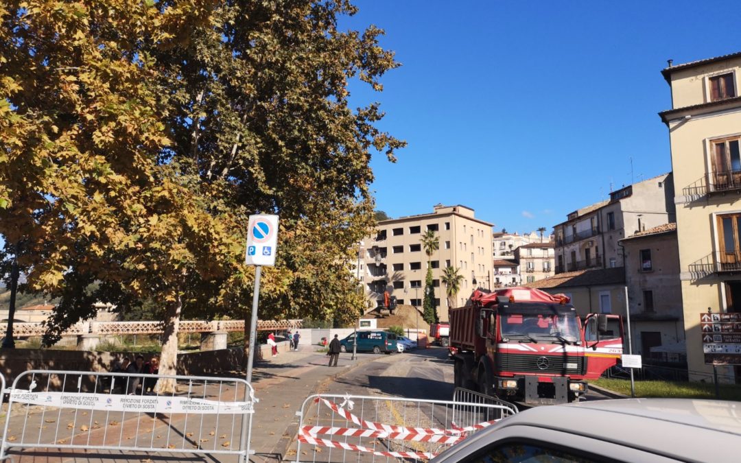 FOTO – Iniziata la demolizione dell’Hotel Jolly a Cosenza