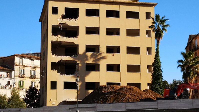 Hotel Jolly a Cosenza, iniziate le opere di demolizioneLa struttura è considerata un mostro architettonico