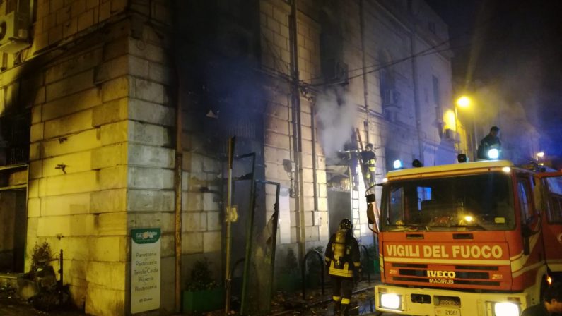 FOTO - Incendio pizzeria Zero Glutine lifeEnormi danni a Reggio Calabria