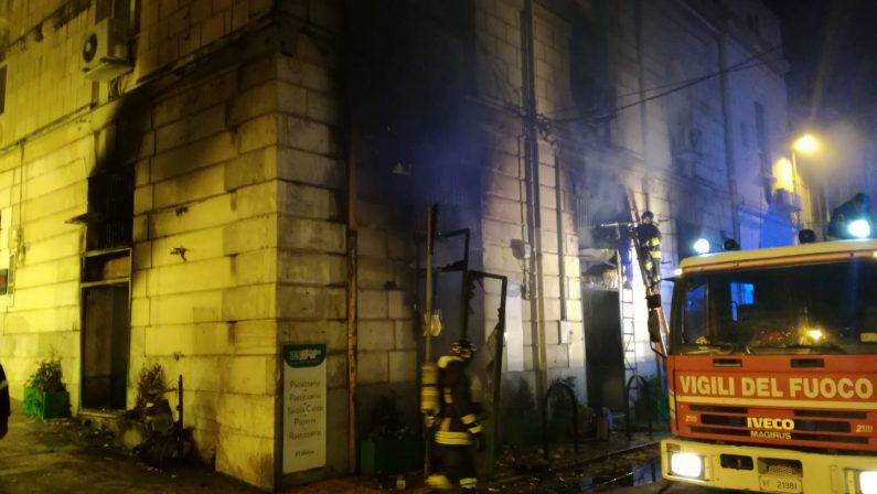 Reggio Calabria, incendio nella notte in centro  Distrutta dalle fiamme la pizzeria “Zero Glutine Life”