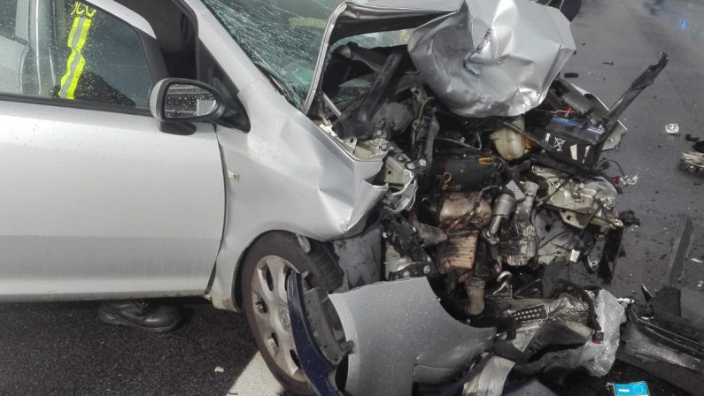 FOTO - Incidente stradale in provincia di Reggio CalabriaLe immagini delle condizioni delle due vetture coinvolte