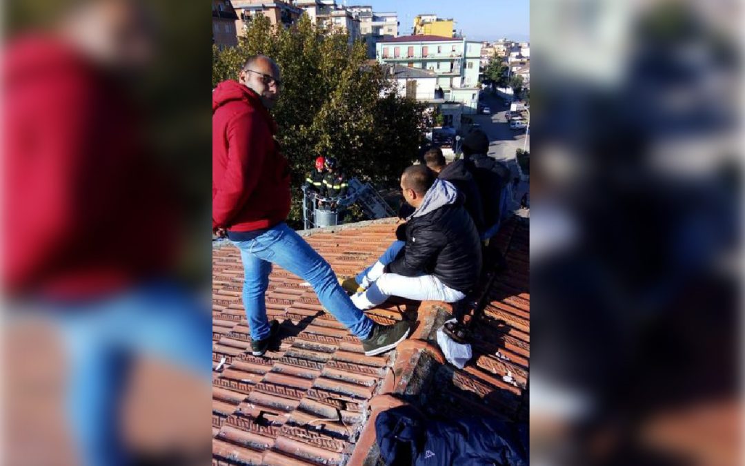 Gli operai saliti sul tetto