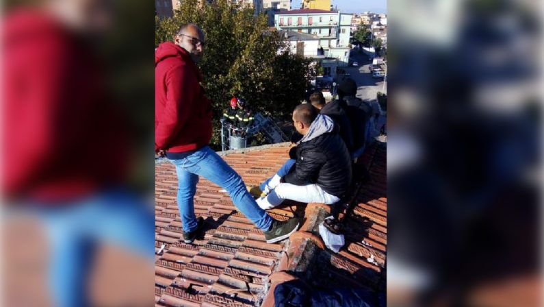 Corigliano Rossano, nuova protesta degli operai licenziatiSalgono sul tetto di una scuola e minacciano di buttarsi