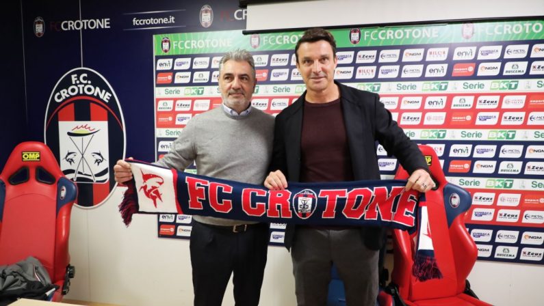 Crotone, Oddo si presenta ai tifosi: «La squadra ha del potenziale» e in caso di promozione «taglio il ciuffo a Vrenna»