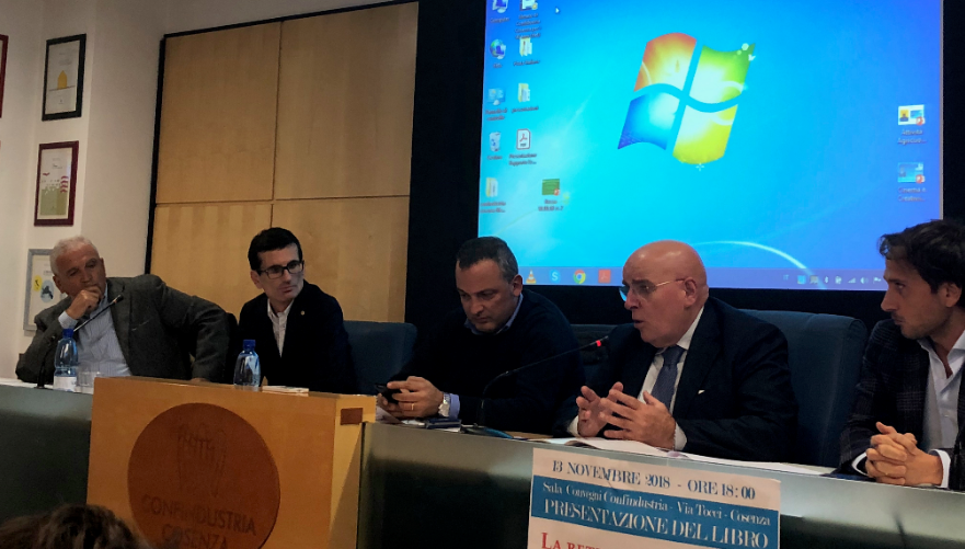 Il governatore Oliverio durante la presentazione