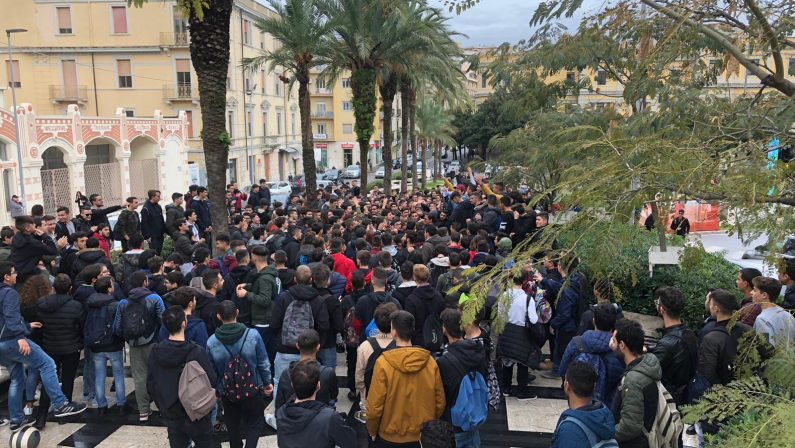 Topi in classe e…studenti in piazza per protesta   A Catanzaro niente lezioni e istanza all’Asp