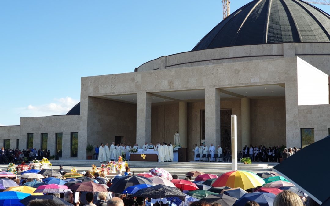 Un momento della celebrazione eucaristica a Paravati di Mileto