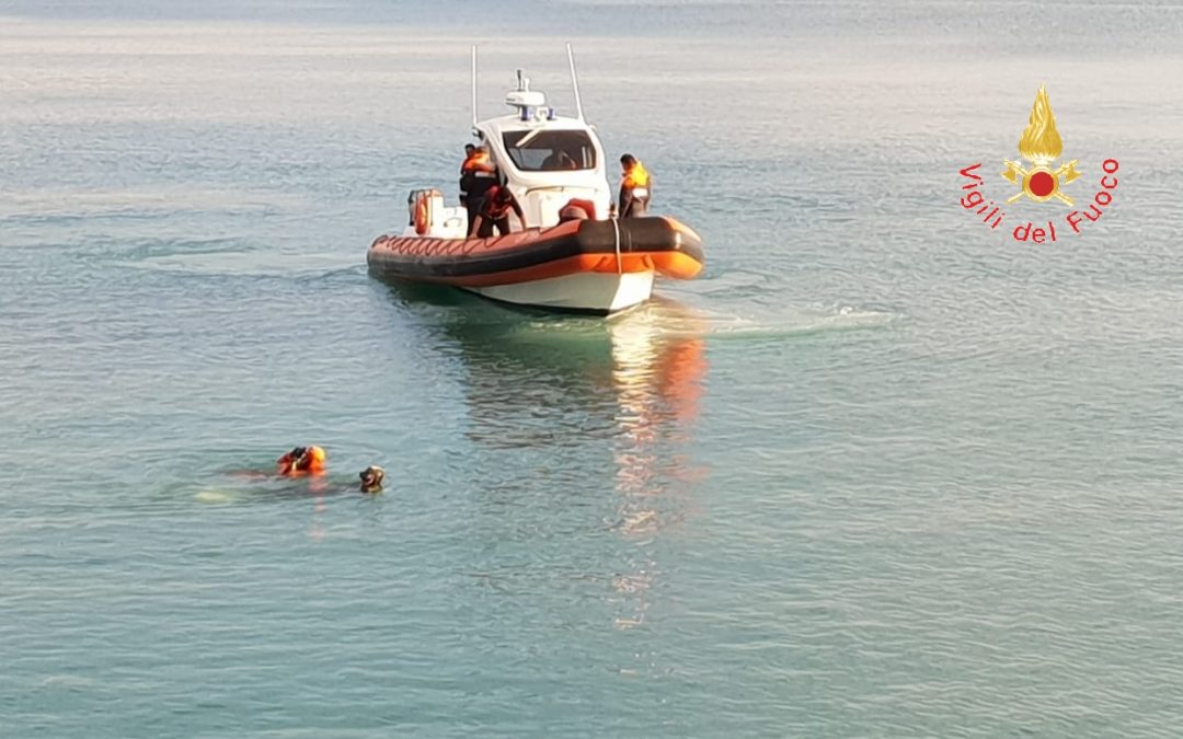La motovedetta dei Vigili del Fuoco durante le ricerche