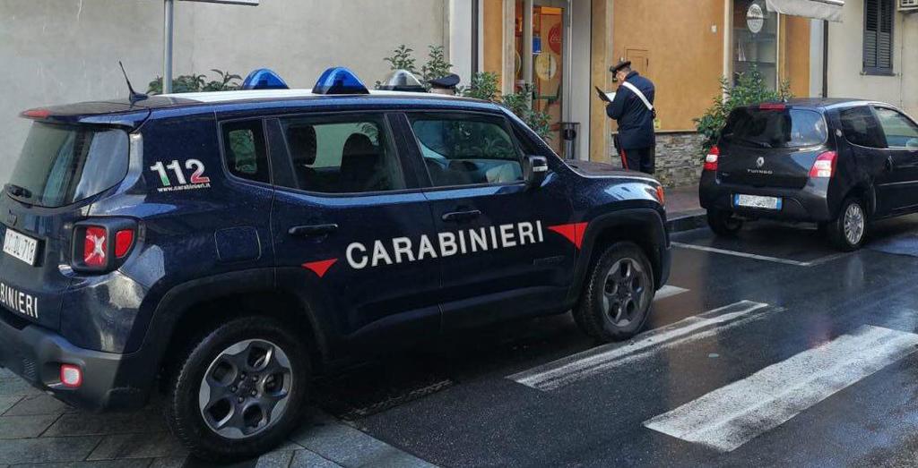 I carabinieri durante il sequestro